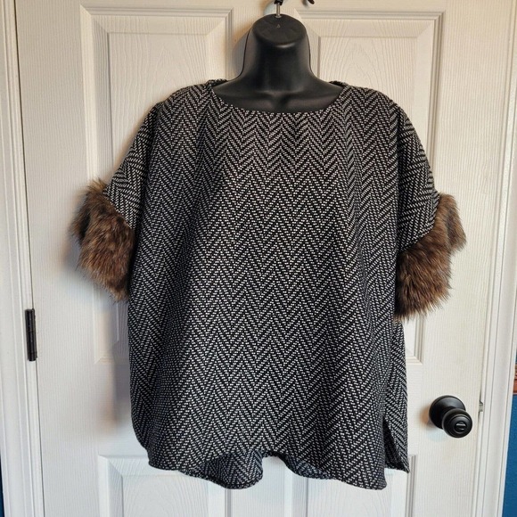 Tashon Jackets & Blazers - Tashon Women's Woven Chevron Faux Fur Poncho Coverup One Size Black White Hi Lo